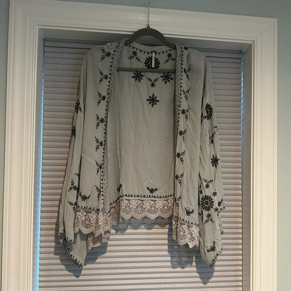 Free People embroidered short kimono with lace H-19